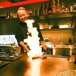 鉄板焼きの醍醐味！ド迫力のフランベ！！