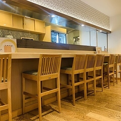 盛岡駅から徒歩約14分の"ふう鈴"は、白を基調にしたスタイリッシュな外観が印象的。店内に入ると、木のぬくもりを感じる和モダンな空間が広がり、カウンター席は7席ご用意。アットホームな雰囲気の中、特別なひとときをお過ごしください。