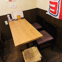 3名がけL字テーブル席☆繋げて長テーブルにし、最大15名様まで宴会対応可能です！小規模宴会や打ち上げにぜひご利用ください！