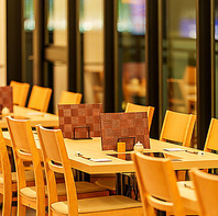 木の温もりに包まれた清潔感ある空間