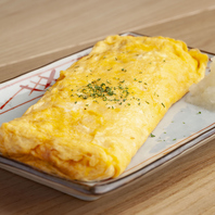 照明が優しく店内を照らす落ち着いた大人の隠れ家を満喫
