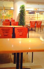 テーブル席も多数あり、大勢で来られてもテーブルをくっつけて対応可能です。元広島カープ高橋建さんの講演会を開いたときもテーブルをくっつけて、広い店内にしました☆