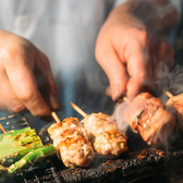 新鮮な地鶏を一本一本丁寧に串打ちし、炭火で香ばしく焼き上げたこだわりの焼き鳥。硬すぎず柔らかすぎない絶妙な食感と、炭火の風味が広がる深い味わいをお楽しみください。塩・タレはお好みに合わせて、お好きな味でどうぞ◎