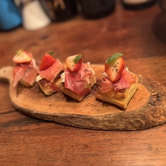 生ハムと季節の1口フルーツパイ