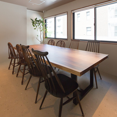 個室のテーブルとなっております！４～8人までで利用が可能です！女子会やプチ宴会などプライベートな空間でワイワイしたい方にオススメ！