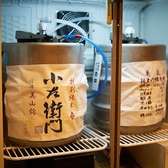 日本酒サーバー。特別に酒蔵さんがフレッシュな日本酒を味わえるようにと樽に入れて卸してくれています。ビールサーバーはありますが日本酒サーバーは無いですよね