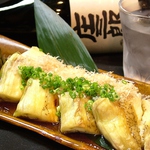 県産の「佐土原ナス」を丸ごと1本炭火でじっくり焼きました！甘みたっぷりで美味☆