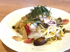 ベーコンと色々キノコの和風パスタ