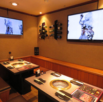 温かみのある照明が室内を優しく照らす居心地の良い空間です。