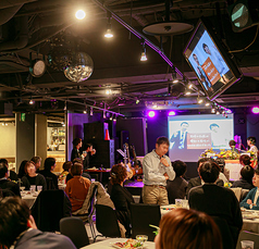 B1Fフロア二次会風景。ステージ付きの会場なので、ゲームや演出がしやすい☆