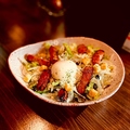 料理メニュー写真&nbsp;炙りベーコンと温玉のシーザーサラダ