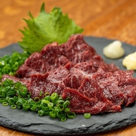 熊本県産の新鮮な馬刺しを贅沢に使用した一品料理