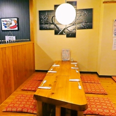 家族との食事や会社宴会に最適。ゆったりとした雰囲気の中で大切な人たちと心ゆくまでおしゃべりを楽しむことができます。特別な日のお祝いから、日常の集まりまで、様々なシーンにご利用ください。温かい料理と共に素敵な思い出を作っていただけます。