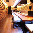 【目の前で調理が楽しめるライブ感満載のカウンター席】カウンターは、シェフの華麗な手捌きを間近で堪能できる特等席です！お一人様での晩酌はもちろん、デートで会話を楽しみながら本格鉄板料理を味わうのにも最適。ライブ感溢れるひとときをお過ごしください。