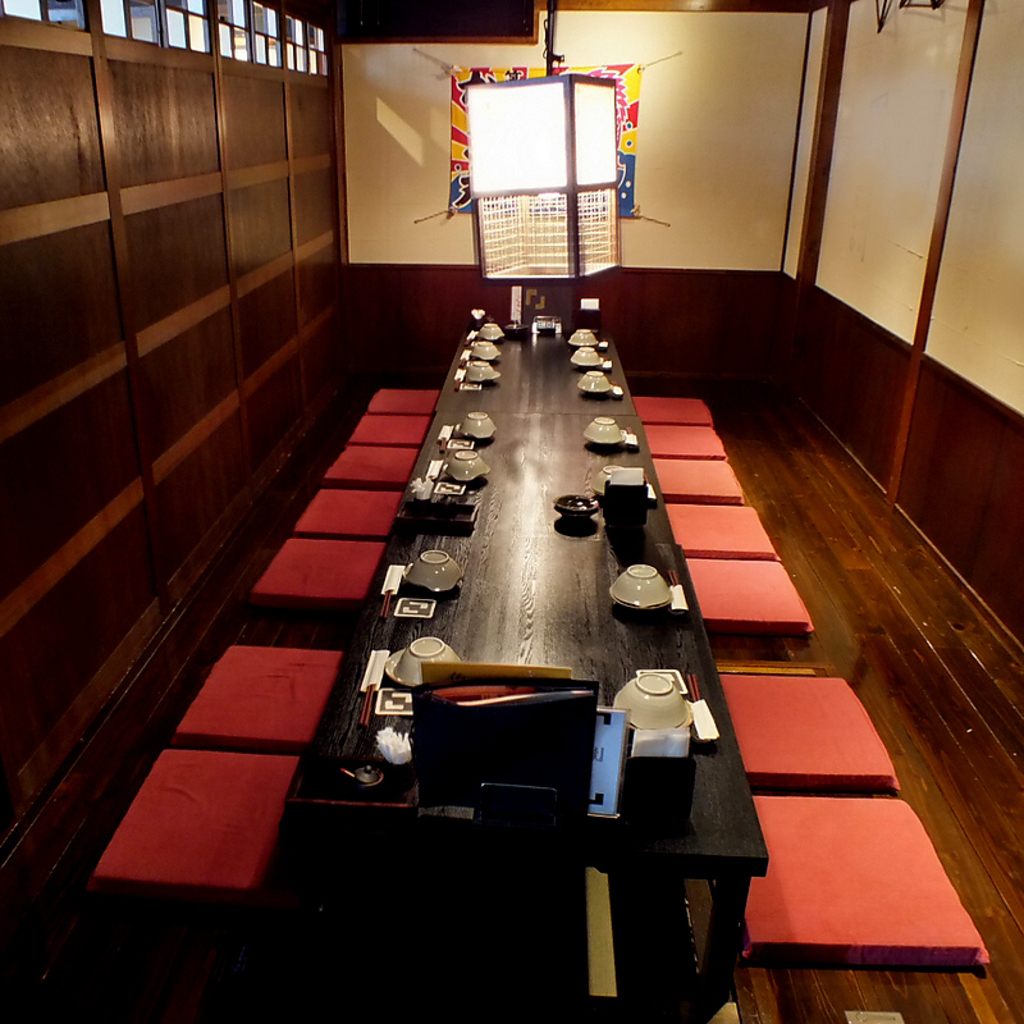 掘りごたつ席は足を伸ばしてゆったりと♪お仲間でのあつまりにもピッタリな個室席ございます！