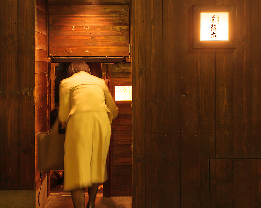 北千住駅東口の線路沿いに…発見！圧倒的な存在感の『千寿籠太』！！