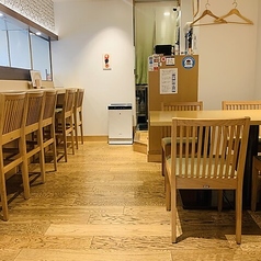 盛岡駅から徒歩約14分に位置する"ふう鈴"。店内は木の温もりにに包まれた和モダンなデザインで、テーブル席もご用意。ご家族やご友人とのお食事は勿論のこと、大切な方との食事や接待に最適な環境です。心地よいひとときをお過ごしください。