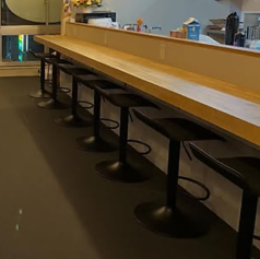 キッチン前のカウンター席は全10席。目の前で料理が仕上がるライブ感を楽しめて、香りや音まで味わえる特等席です。おひとりさまはもちろん、仕事帰りのサク飲みやデートにもぴったり。気取らず過ごせて、つい長居してしまう居心地のよさも魅力です。
