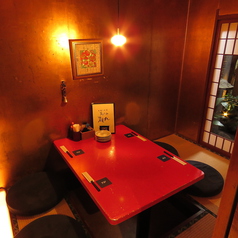 当店人気ナンバー１の赤いテーブル・4名様お座敷個室です。換気もバッチリです。