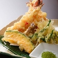 旬の食材で楽しむ天ぷら：京都各地から仕入れた季節の食材を天ぷらで。サクッとした衣