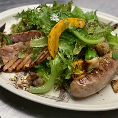 自家製ベーコンのリヨン風サラダ