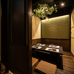 【4名様向け完全個室】雰囲気も自慢の個室！女子会、男子会、会社飲み会、お友達同士や、ご家族にも◎人数に合わせてお席にご案内いたします。様々なシーンに最適な旬の食材を使用した飲み放題付の宴会コースも各種ご用意しています。また単品でのアラカルト用の飲み放題プランも併せてご利用くださいませ。