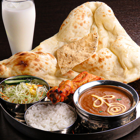 本格インドカレーや香ばしい窯焼き料理をじっくり味わえる充実のラインナップ
