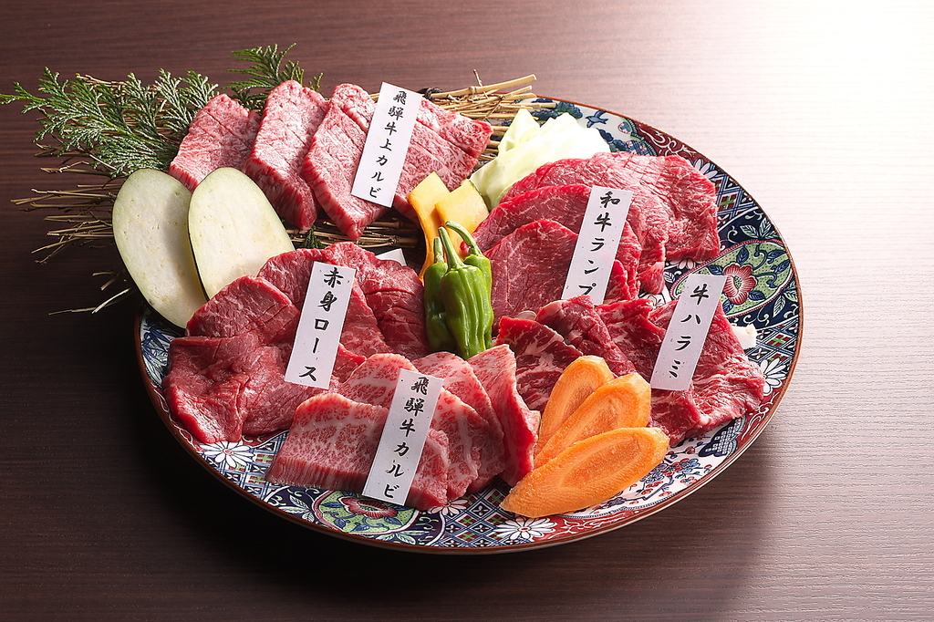 一番人気の定番5種盛り合わせ。色んなお肉の食べ比べができます。当店一押し☆