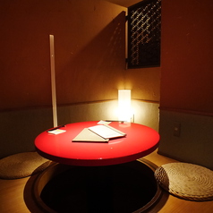 円卓を囲んで和食をお楽しみください。