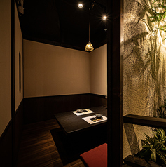 【少人数様向け完全個室】個室は接待にもご利用頂けます！そのほか会社帰りのサク飲みや、カップルにも最適♪他にも大小さまざまなお席を豊富にご用意しています。デート・女子会・合コン・仲間との飲み会・会社宴会…様々なシーンでご利用頂けます！嬉しい飲み放題付コースを各種ご用意。お席のみのご予約も◎