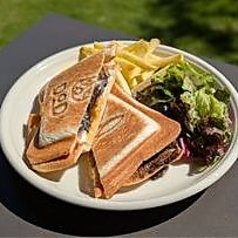牛すじカレーのホットサンド