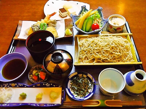 なんでも美味しい、地域から愛されている和食やさん。店内は広いので、宴会も可能。