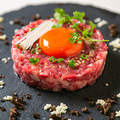 料理メニュー写真&nbsp;新鮮な肉だからこそ提供可能！こだわりの卵を使用『炙り和牛ユッケ』