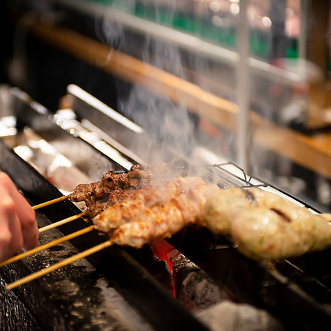 炭火で丁寧に焼き上げた焼き鳥からとビールで日々の疲れを癒します！