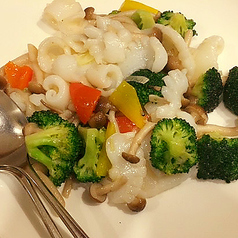 季節野菜と紋甲イカ花切の塩味炒め