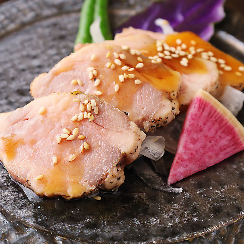 お酒のお供にぴったりの逸品料理の数々。お一人様のサク飲みにも！