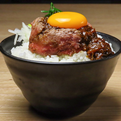 ON　THE　RICE！！とろとろ肉汁と卵黄が混ざり合う！の写真