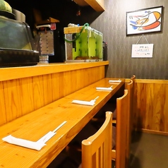 当店は、カウンター席を4席ご用意しております。木のぬくもりを感じるインテリアが魅力のこの空間は、まるで自宅にいるかのようなリラックスした雰囲気を提供します。アットホームな環境で、友人や大切な人との素敵な時間を共有するのにぴったりな場所です。