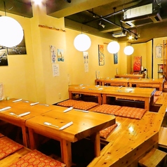 20名から26名の掘りごたつ席が貸切が可能です。温かみのある木材を使用した落ち着いた雰囲気の中、プライベートな空間で特別なひとときをお楽しみいただけます。家族や友人との集まり、ビジネスの会合など、さまざまなシーンに最適。こだわりの料理とともに、心地よい時間をお過ごしください。