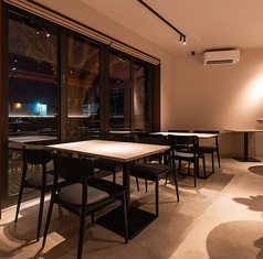 【足元広々。スペース悠々で快適】テーブル席では一つのテーブルに四名様までお掛けになることができます、お席とスペースの余裕はたっぷり確保しておりますのでどなたでも快適にお過ごしいただくことが可能です。