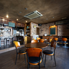 広々とした1～4名様用のテーブルが2つございます。お友達とのランチやご家族でのディナーに最適です。人数が多い時にはテーブル同士を繋げられますので、グループでのご利用もご安心ください。ゆったりとお食事をお楽しみいただけます。