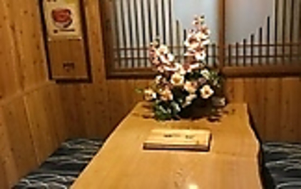 落ち着いた雰囲気の中、語り合う至福のひととき。心地よい酒場で日本酒を心ゆくまでご堪能ください。