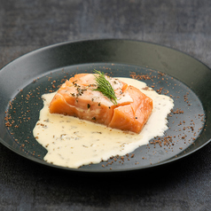 サーモンのミキュイ　燻製エルブソース