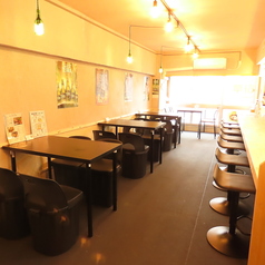 店内貸切は1回最大16名まで対応可能。周りを気にせず、仲間だけの空間でゆったり楽しめます。誕生日や打ち上げ、ちょっと特別な集まりにもおすすめ。料理とお酒を囲みながら、気兼ねなく盛り上がれる、プライベート感たっぷりの貸切利用です。