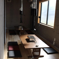 【座敷席：2名様～4名様×3卓】コンクリート調の内装がモダンな、座敷席をご用意。のれんで区切り、半個室として使用することも可能。各席には無煙ロースターを完備しており、煙を気にせず焼肉をご堪能いただけます。