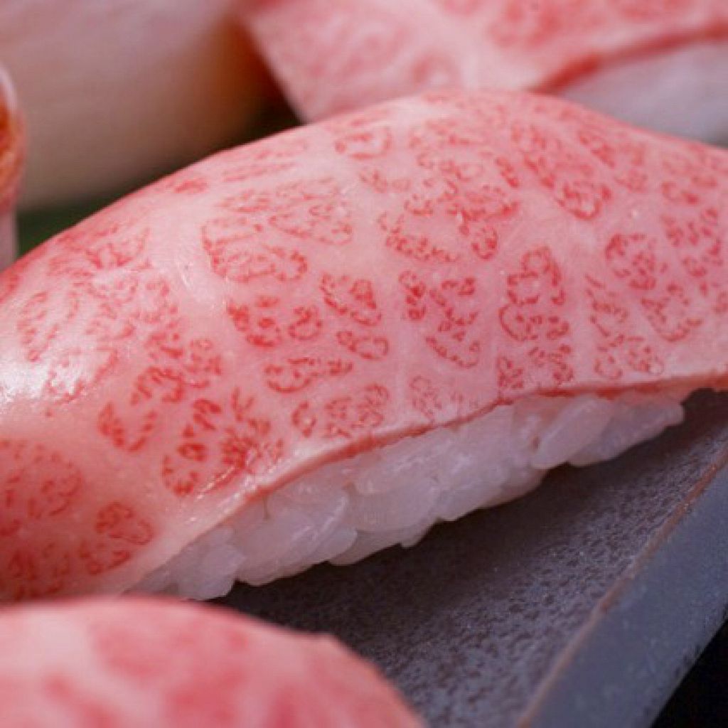 【特選焼肉コース】大トロ炙り握りと今月の創作寿司