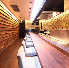 【多彩なシーンでご利用いただけます】飲み会・お食事といった気軽な利用シーンから、誕生日・記念日といったお祝いのシーンまで様々な用途でお使いください！落ち着いた雰囲気の中で、厳選された海鮮やステーキを囲みながら、大切な方々と賑やかで楽しい時間をお楽しみください。