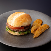 お酒との相性抜群！こだわりバンズのハンバーガー