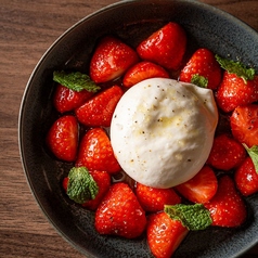 いちごとブラータチーズのカプレーゼ