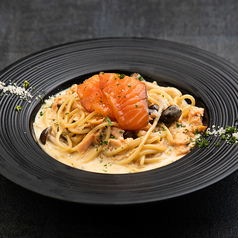 スモークサーモンときのこのクリームパスタ